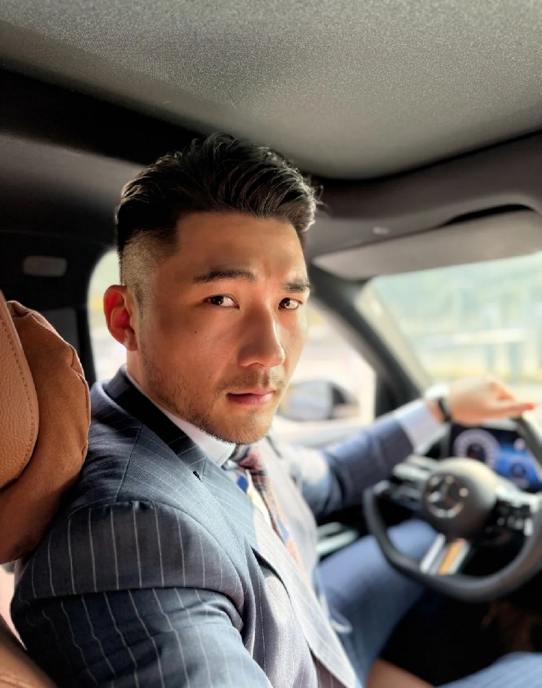 D032 照片854张 视频124个 中国男 气质帅哥 生活日常 吃喝玩乐 旅游 正装